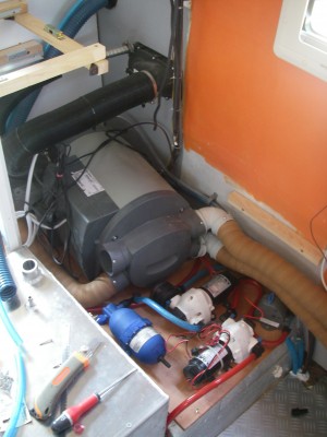 Le chauffage truma au gasoil, local technique et reservoir d'eau chaude