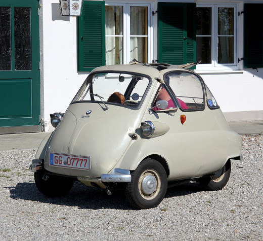 BMW_Isetta,_Bj._1955_(2015-08-26_2997_b_Ausschnitt).jpg