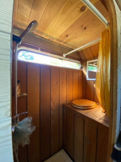 Salle de bain et toilettes pour géants (au dessus du biseau de la caisse)
