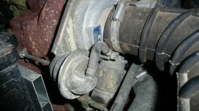 pour reprendre au début...voici la position d'origine du turbo, l'entrée d'air en provenance du filtre a air se fait au centre de &quot;l'escargot&quot; tandis que la sortie en périphérie de celui ci est ici orientée ver le bas et connectée directement a l'admission via ce petit cylindre sous le turbo.<br />il parait donc étonnant qu'on puisse dérievr le flux vers l'intercooler et le réinjecter a l'admission dans un si petit espace mais apparement (daily01) y est parvenu en fabricant une pipe coudée