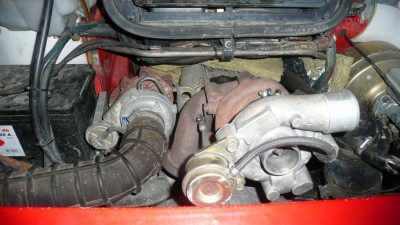 notez d'ailleurs que le moulage de &quot;la coquille de l'escargot prévoit les bossages pour pouvoir percer et visser le support de commande de wastegate dans les 2 positions aussi bien sur ce 35-12 en dessous que sur le 35-10 pivoté de bruno dont on voit les trous d'origine à droite (photo précédente)