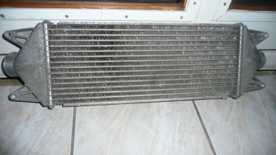 pas trouvé de référence sur celui ci qui est le model tout alu..4.fixations en facade alors que l'autre a deux fixation en facade du radiateur d'eau (sauf si comme moi vous avez un model plus ancien) et 2 fixations sur le dessus de celui ci.