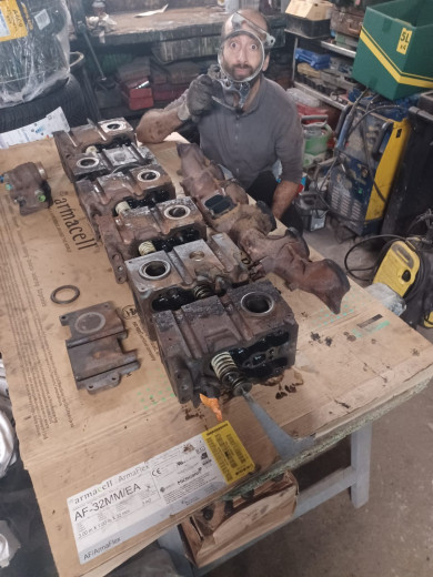 Démontage des culasses remplacement des têtes d injecteurs, surfacage des culasses, remplacement joints culasses et les joints moteur seront remplacées ,rodages soupapes bref des heures de boulot