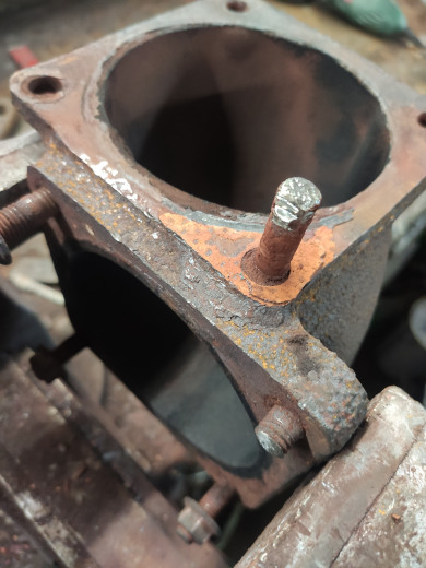 Bien sur un collecteur avec des vis HS sinon ça serait pas drôle... Mais bon c est repartie pour un tour percage taraudage l histoire est réglé