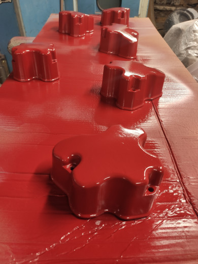 Bon il échappe pas a la règle j aime bien les caches culbuteur rouge! Chez moi on dit que ça fait sortir la puissance..... Ou pas!