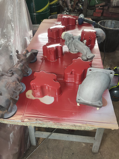 Certaines pièces sont peintes d autres rouillées d autres juste sablés le travail avance doucement mais sûrement