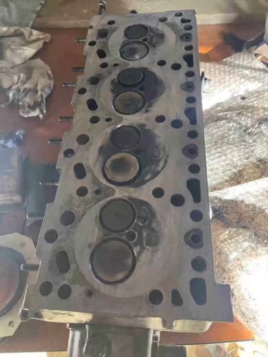 Nettoyage du plan de joint culasse, ici c'était la guerre j'ai dû creuser le trou bouché a la perceuse