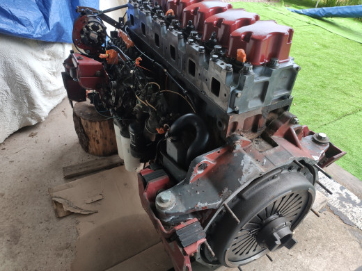 Moteur avant nettoyage brossage