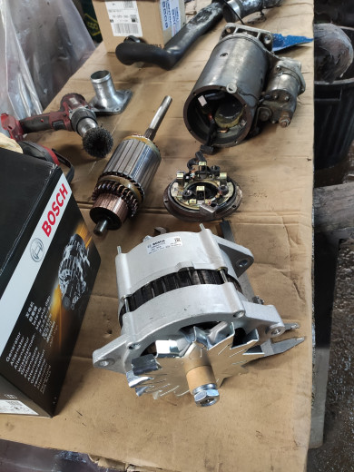 Pour l'alternateur ça sera du Bosch en neuve 80amp et le démarreur j'ai commandé un kit charbon guide bronze et roulement pour lui donner une jeunesse