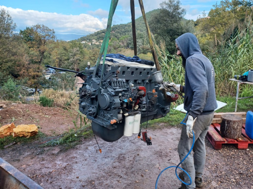 Il fait pas chaud mais peinture quand même après un  bon coup de Karcher eau chaud dégraissant diluant phosphatant et peinture haute température le moteur a une couleur plus cool
