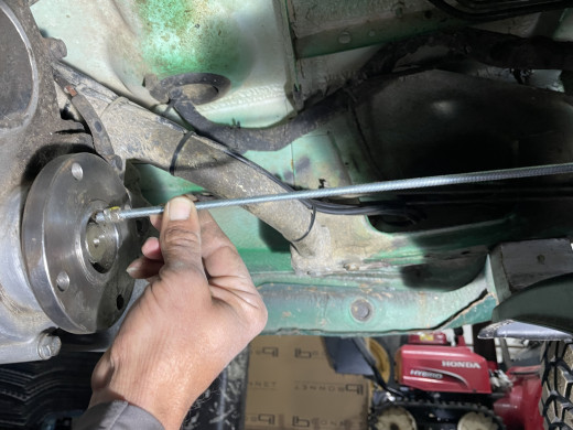 Toujours avec une pige mais cette fois entre BT et Pont AV je suis obligé de passer celle ci à l'intérieur car la traverse qui supporte la boite de vitesse déforme la pige et fausse les mesures.