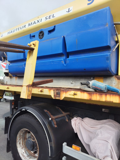 Découpe des poteaux de ridelle complètement bloquée par la rouille.