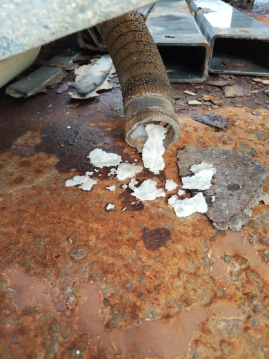 Il reste encore du sel et de la saumure dans les cuves