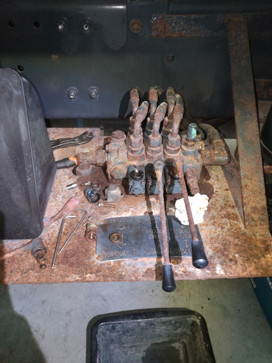 Dégrippage des distributeurs hydraulique pour pouvoir actionner les verrous de plateau et les béquilles hydraulique.