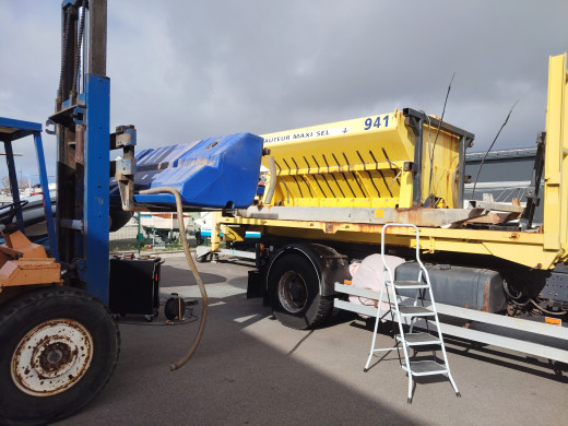 Première opération, dépose des cuves d'eau saumuré, 2600 litres au total, elles serviront au jardin.