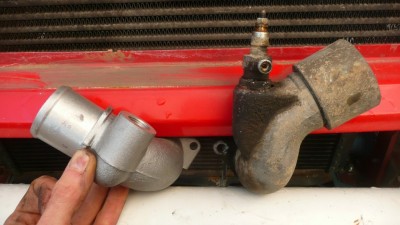 vous pouvez ici voir la différence d'orientation de la pipe..elles sont placée comme celà dans l'espace<br />celle de droite vers le turbo directement et celle de gauche a l'opposé pour aller vers l'intercooler