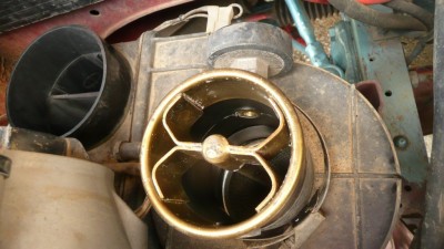 et en prime quelqun sait ce que c'est ce truc sur le filtre a air (capteur de colmatage ou ancetre du débimetre...?)
